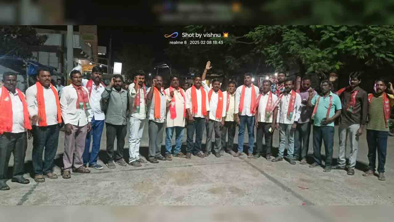 Sayampet BJP | ఢిల్లీలో గెలుపుతో శాయంపేటలో బీజేపీ నేతల సంబురాలు..!