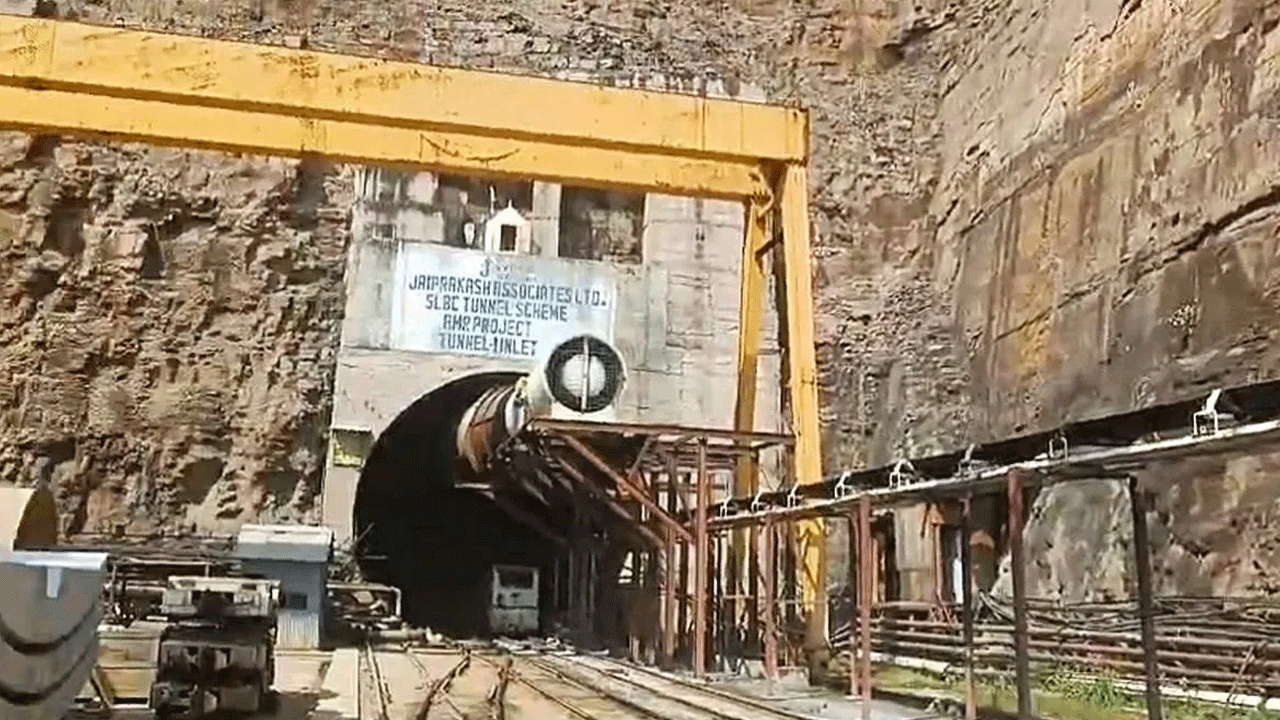 SLBC Tunnel Mishap | సార్‌.. మా వాళ్లు ఎప్పుడొస్తారు? వాళ్లు బతికి ఉండే చాన్స్‌ లేదు!