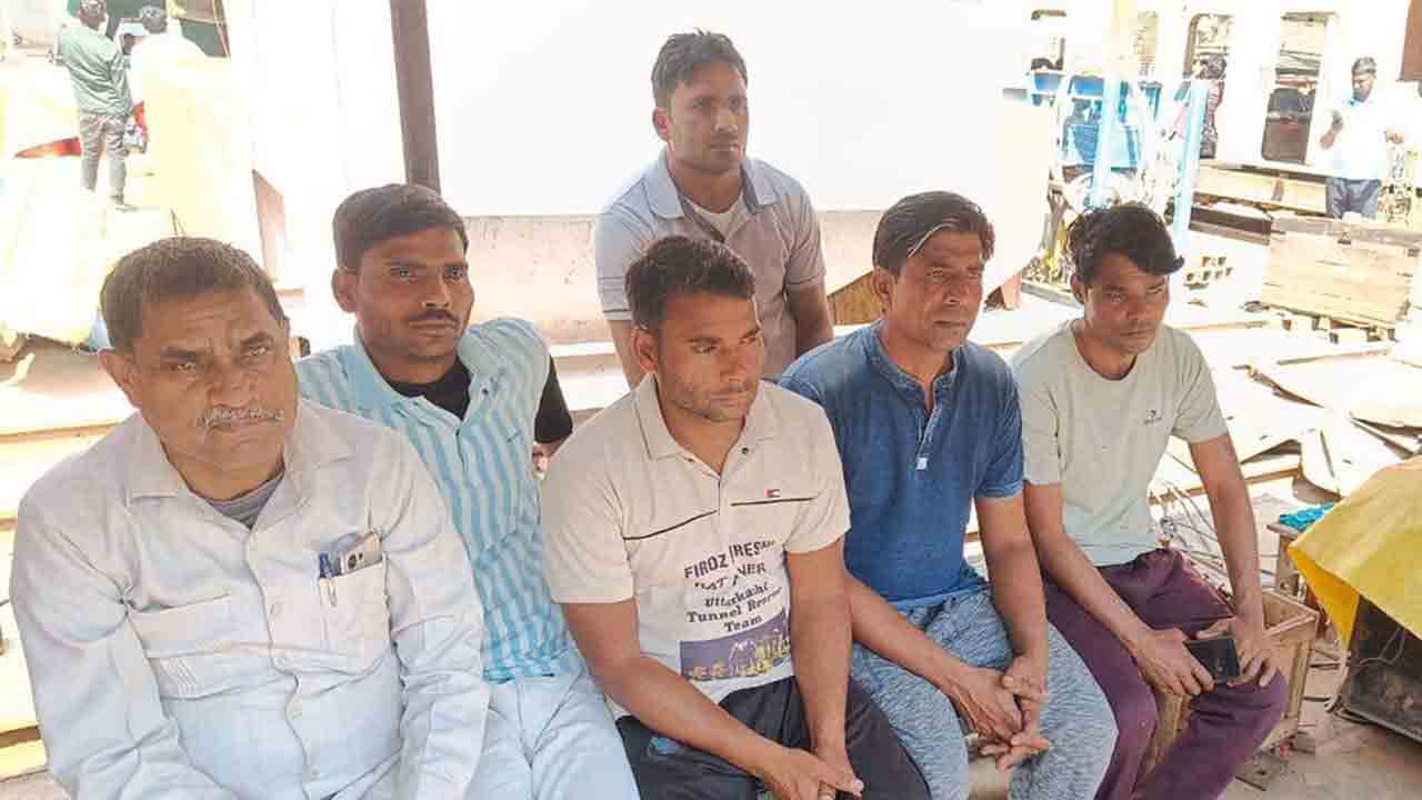 SLBC | మూణ్నెళ్లుగా జీతాల్లేవు అడిగితే భయపెడ్తుండ్రు.. హరీశ్‌రావుకు ఎస్‌ఎల్‌బీసీ కార్మికుల మొర