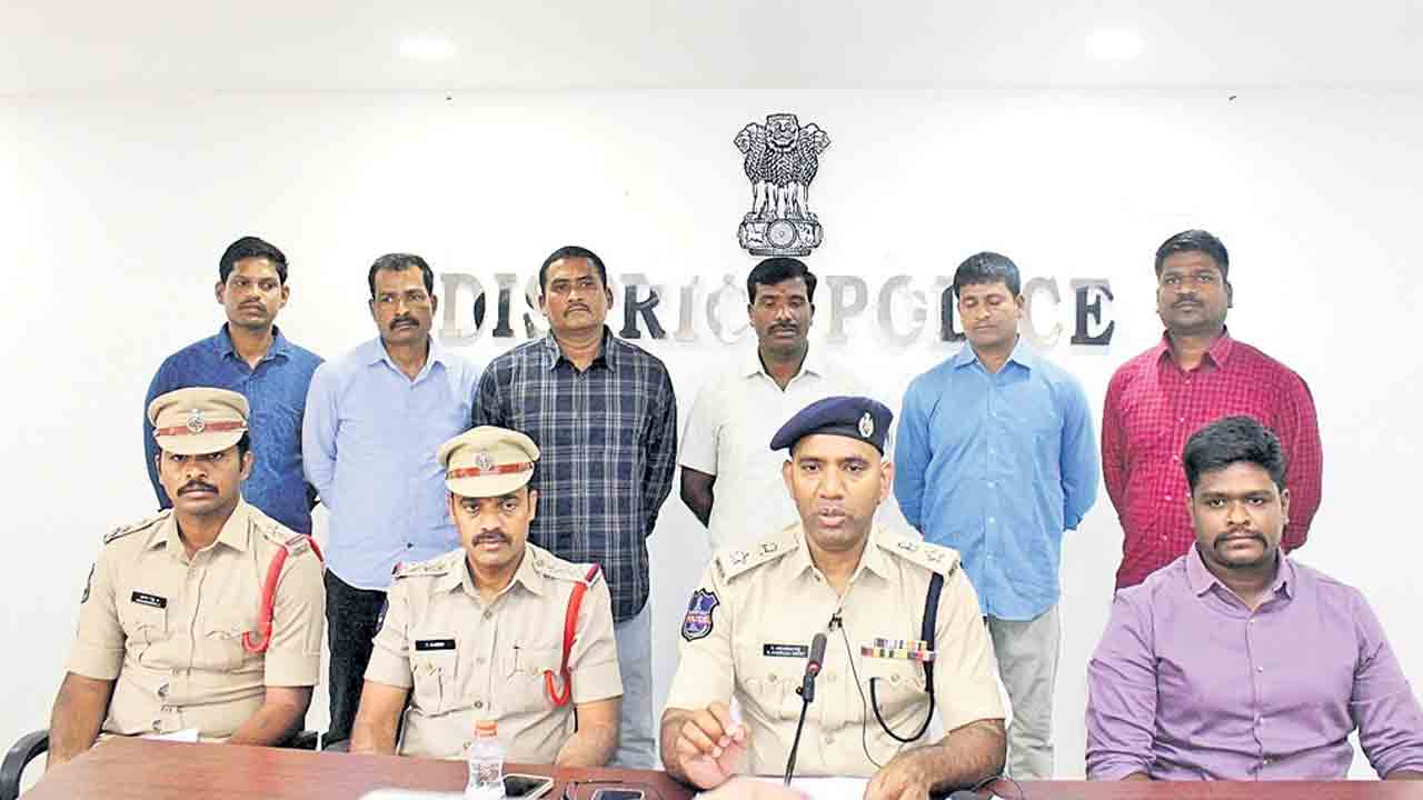 రూ.10 లక్షల విలువైన నకిలీ విత్తనాలు స్వాధీనం