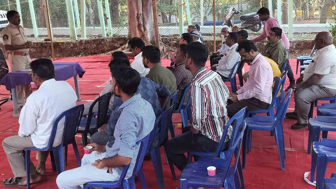 Srisailam CI Prasada Rao | భక్తులతో మర్యాదగా ప్రవర్తించాలి.. సత్రాల నిర్వాహకులకు శ్రీశైలం సీఐ ప్రసాదరావు ..!