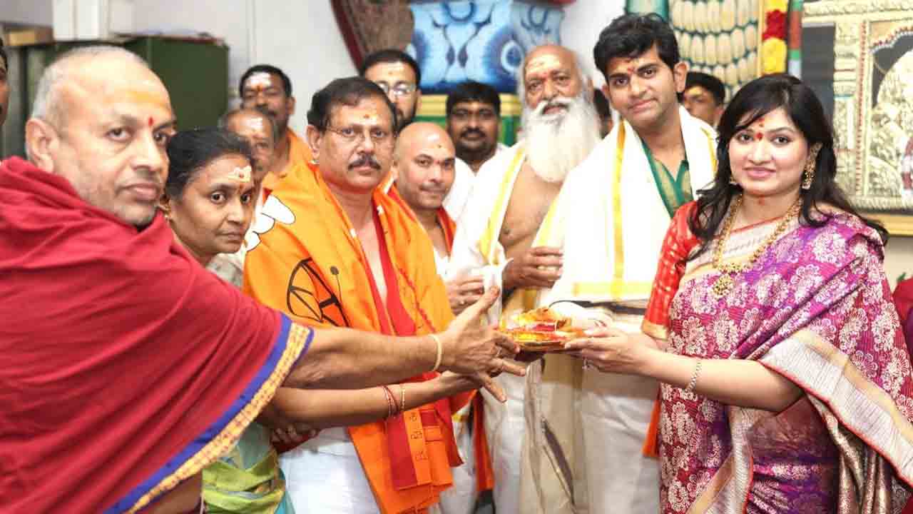 Srisailam | శ్రీశైలం దేవస్థానానికి తాడిపత్రి ఎమ్మెల్యే బంగారు వస్తువుల సమర్పణ..!