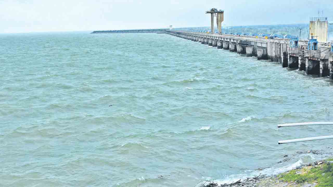 Fisherman Died | ఎస్సారెస్పీలో చేపల వేటకు వెళ్లి జాలరి మృతి