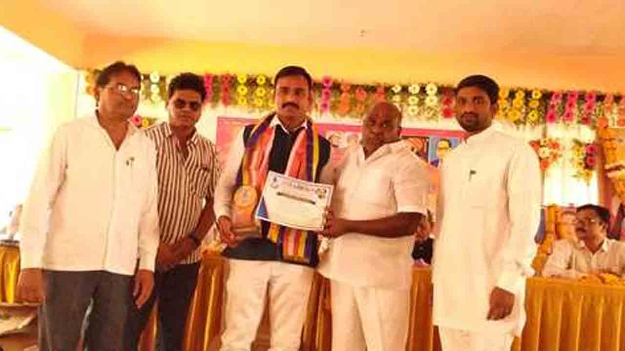 Samaj Ratna awards | వాంకిడి మండలానికి చెందిన ఇద్దరికి సమాజ్ రత్న అవార్డులు