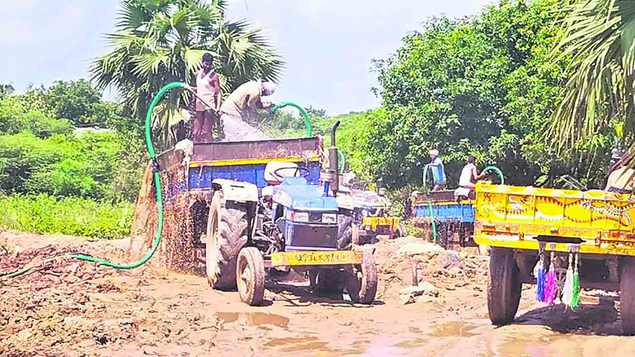 ఇసుక దందా.. అధికారుల అండ !