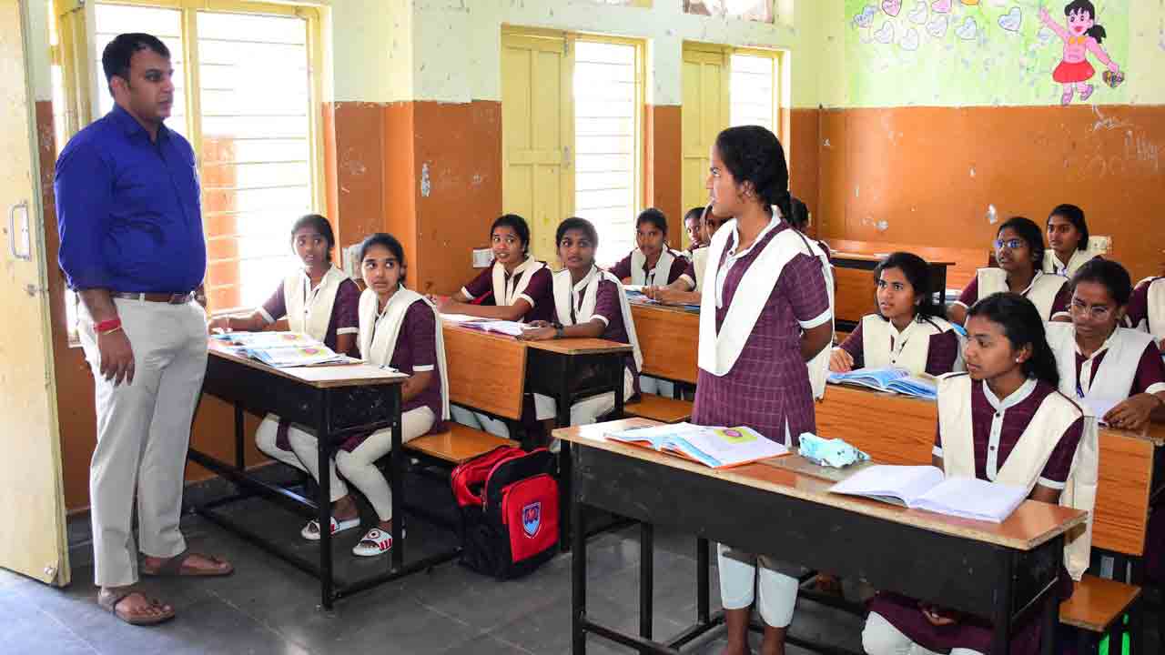 Sandeep Kumar Jha | ప్రతీ విద్యార్థిపై ప్రత్యేక శ్రద్ధ పెట్టాలి.. చిన్న బోనాల స్కూల్‌ తనిఖీలో కలెక్టర్ సందీప్ కుమార్ ఝా