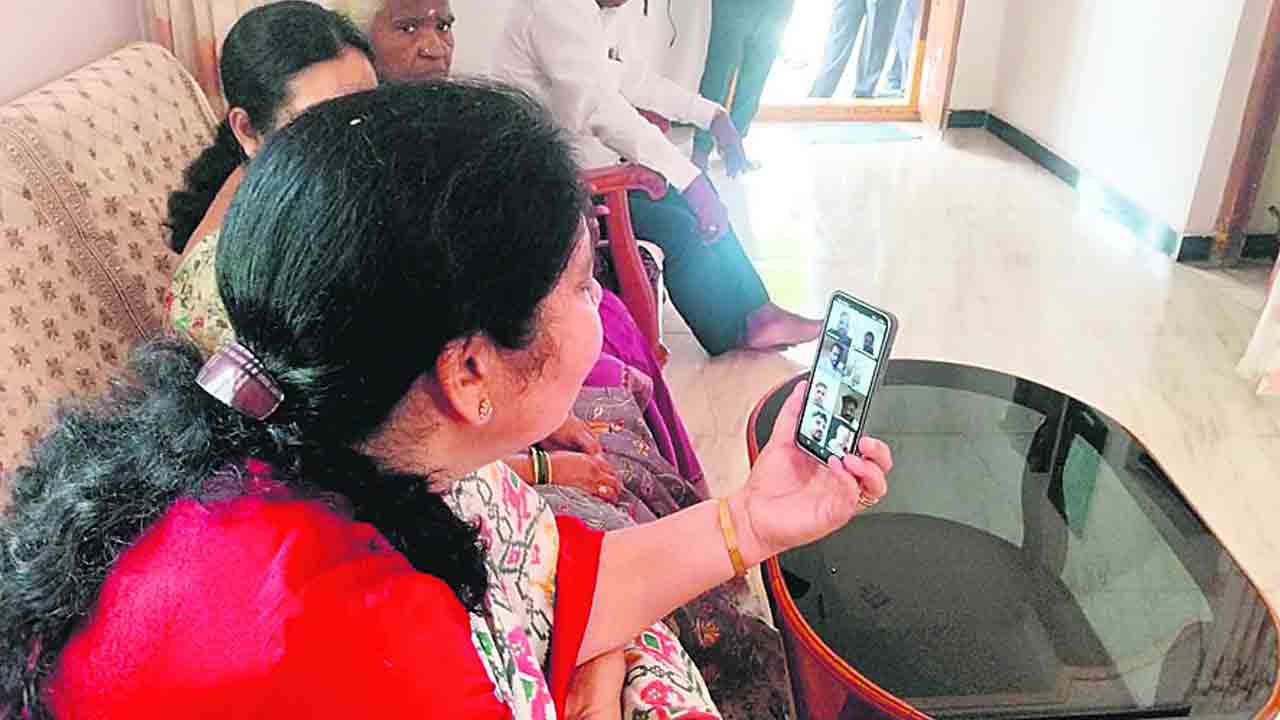 అధైర్యపడొద్దు మేమున్నాం..