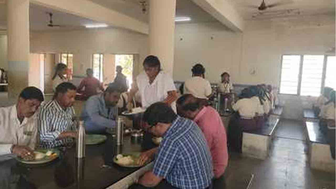 Mandal Special Officer | మెనూ ప్రకారం భోజనం అందించాలి : మండల ప్రత్యేక అధికారి