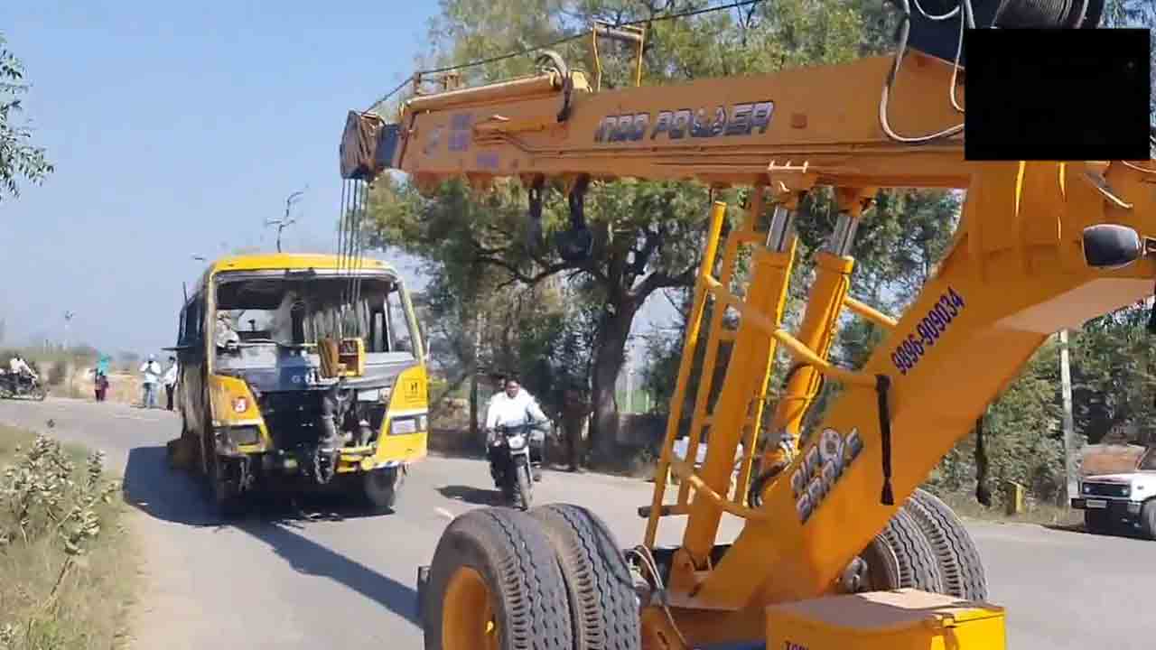 Road accident | అదుపుతప్పి కాలువలో పడిన స్కూల్‌ బస్సు.. పలువురు విద్యార్థులకు గాయాలు