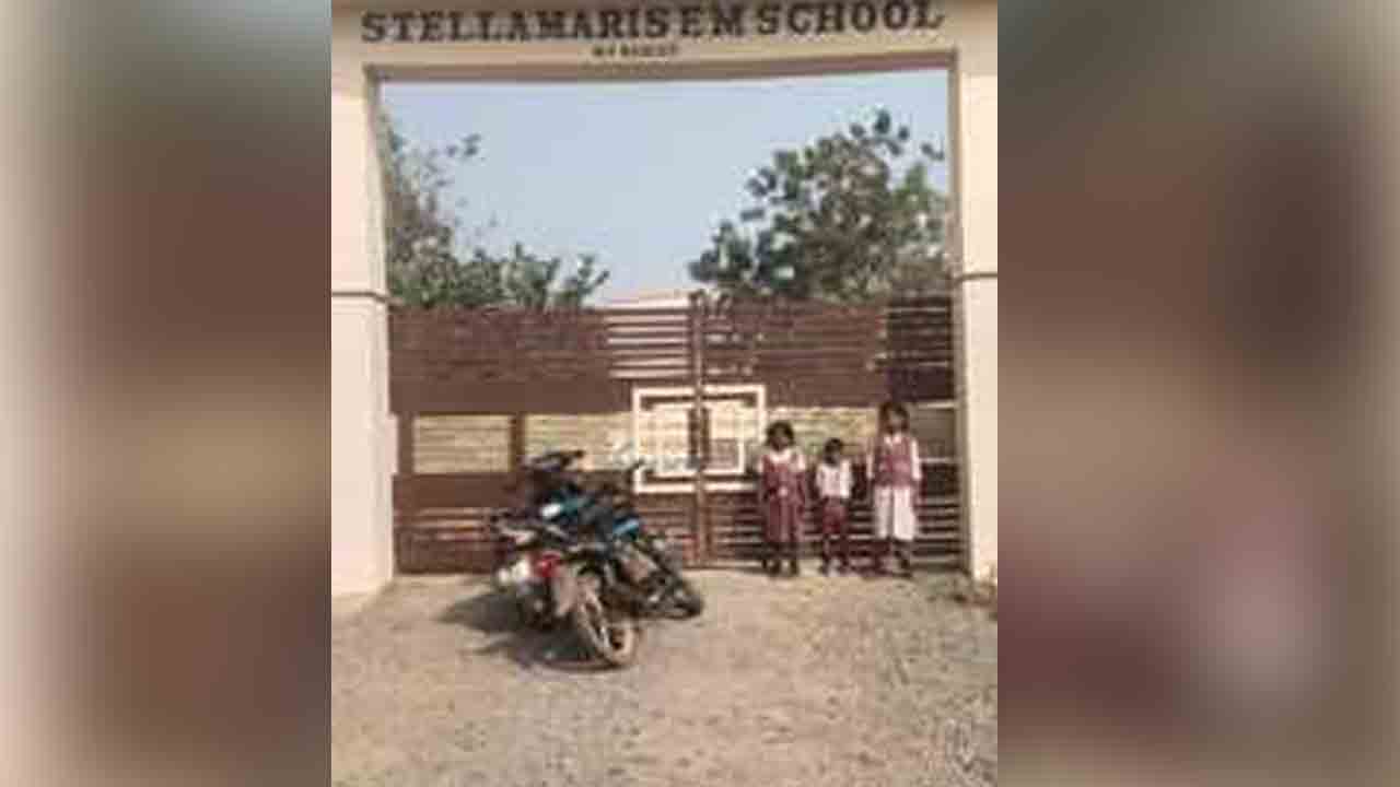 School late | స్కూల్‌కు లేటుగా వచ్చారని.. మూడు గంటలు మండుటెండలో చిన్నారులు
