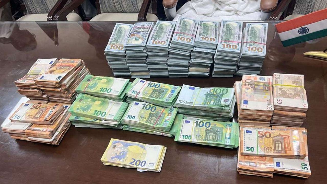 Foreign Currency | శంషాబాద్ విమానాశ్రయంలో భారీగా విదేశీ కరెన్సీ పట్టివేత