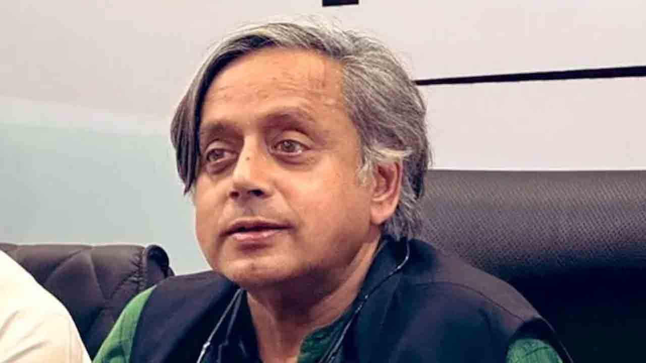 Shashi Tharoor | ఉద్యోగం ఉంటే పన్ను ప్రయోజనం.. మరి నిరుద్యోగుల సంగతేంది..? : శశిథరూర్‌