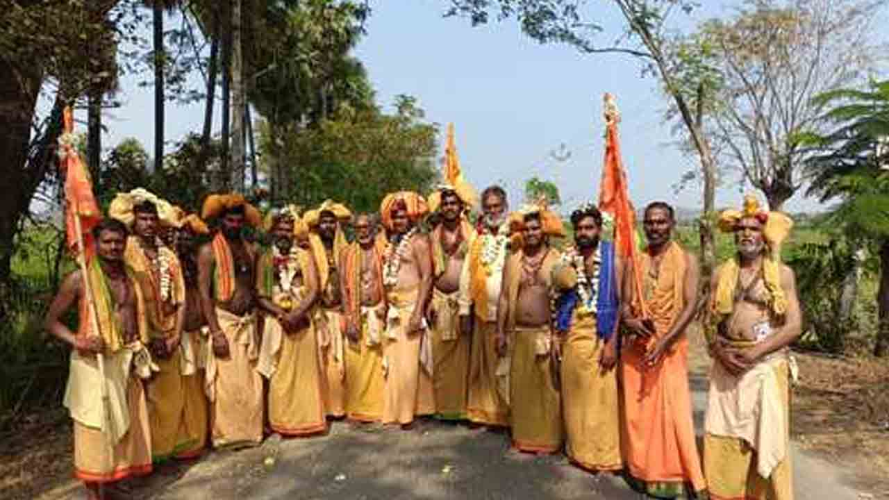 Padayatra | శ్రీశైలంకు పాదయాత్రగా బయలుదేరిన శివ మాలాధారణ స్వాములు