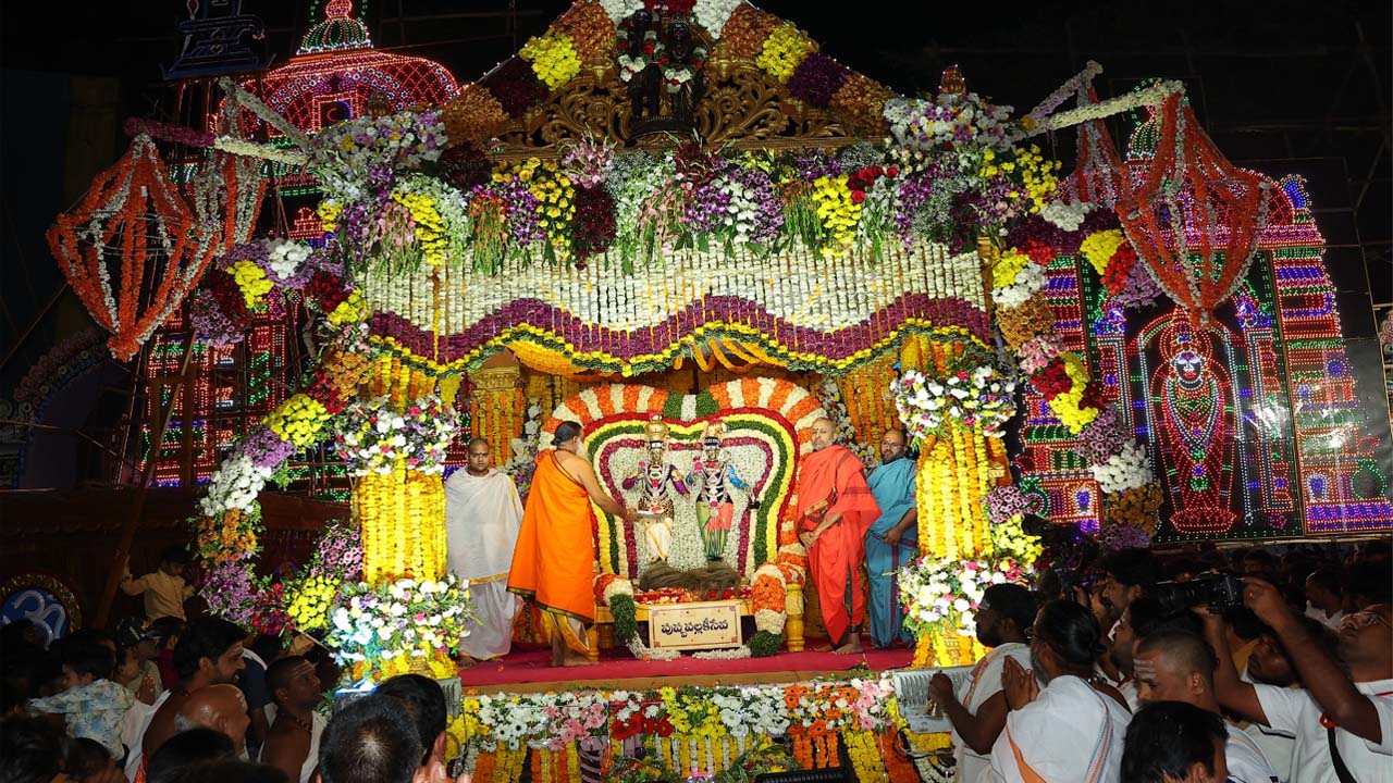 Maha Shivaratri Brahmotsavalu | పుష్ప పలక్లీలో విహరించిన ఆదిదంపతులు.. శ్రీశైలంలో ఘనంగా శివరాత్రి బ్రహ్మోత్సవాలు