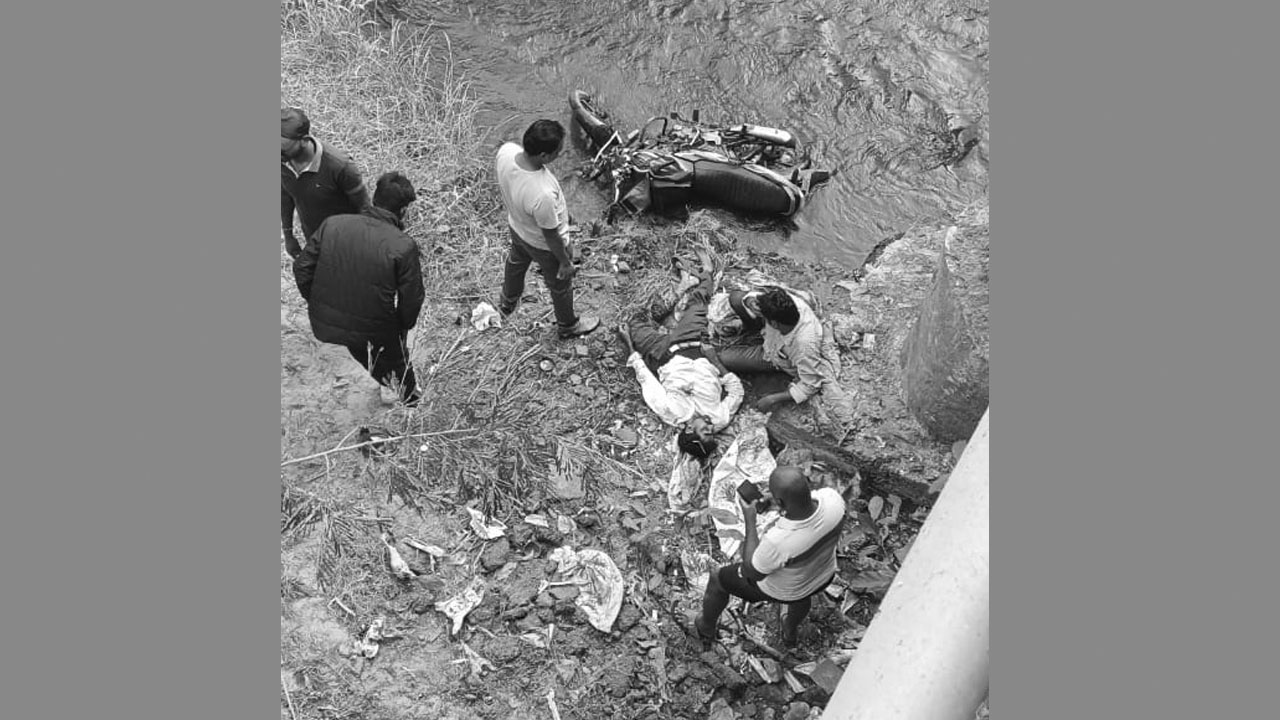 Peddapalli | అదుపు తప్పి వాగులో పడిన బైక్.. సింగరేణి కార్మికుడు మృతి