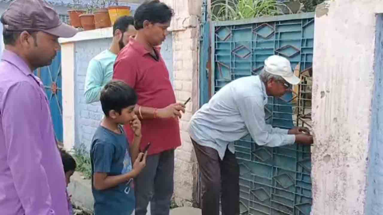 Son locks elderly mother | వృద్ధురాలైన తల్లిని ఇంట్లో లాక్‌ చేసి కుంభమేళాకు వెళ్లిన కొడుకు..   తర్వాత ఏం జరిగిందంటే?