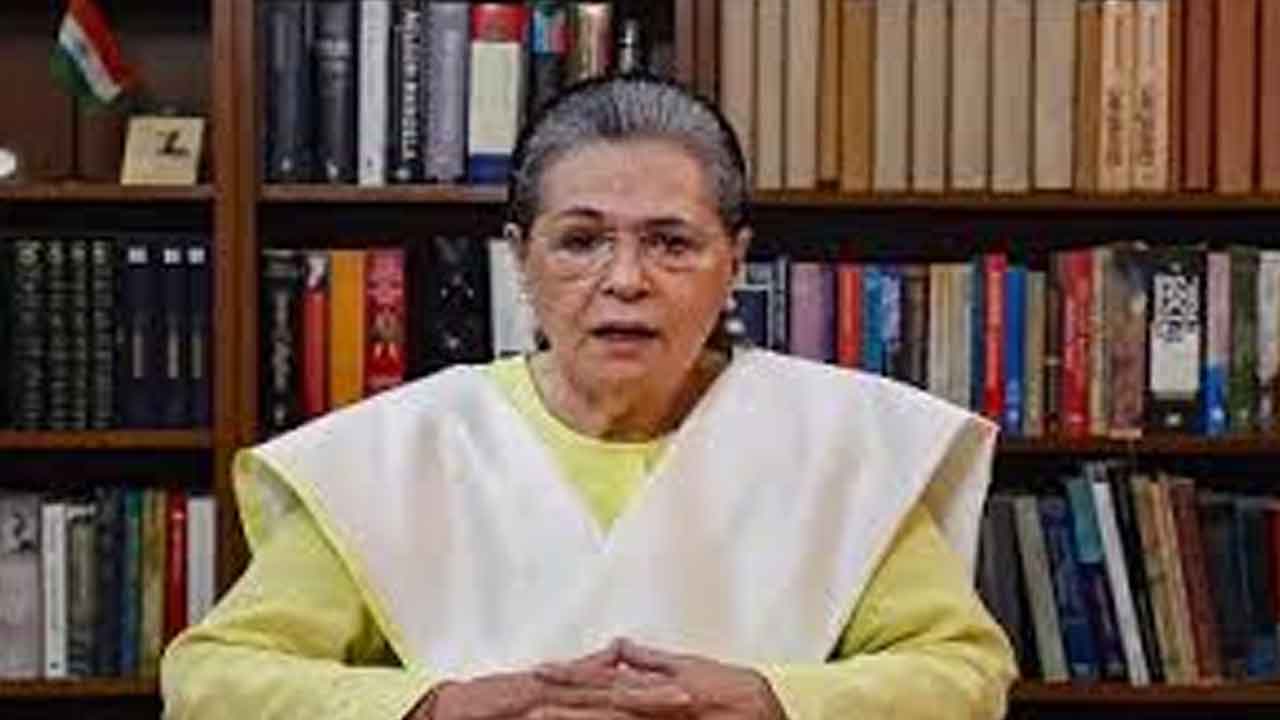 సోనియా గాంధీపై సభా హక్కుల ఉల్లంఘన నోటీసు