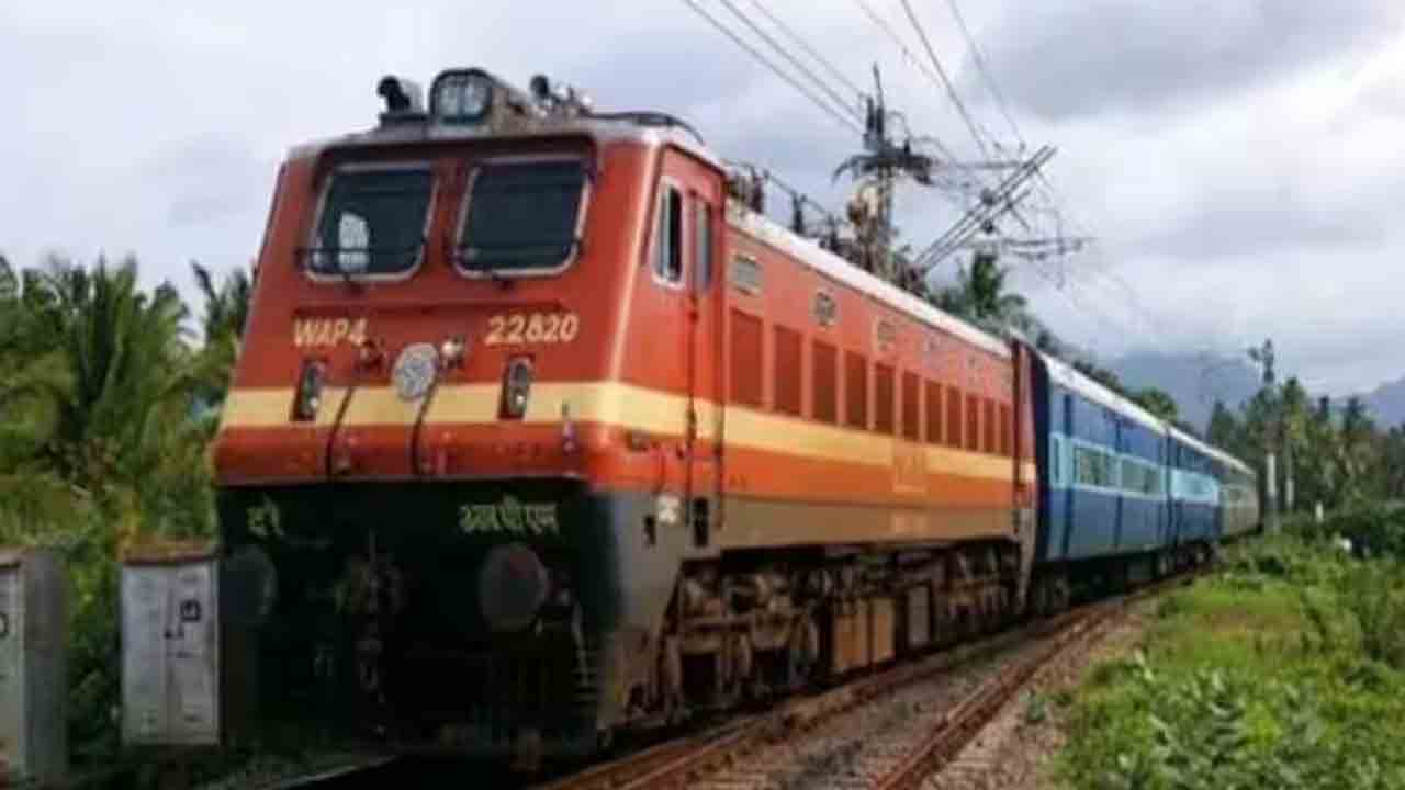 Trains Cancelled | మొంథా తుపాన్ ఎఫెక్ట్.. 127 రైళ్లు రద్దు
