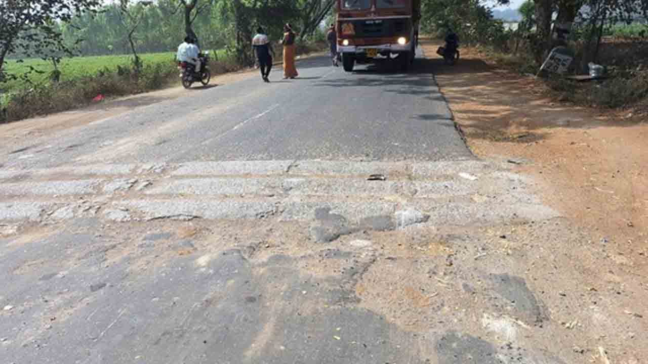 Speed Breakers | ఆదమరిస్తే.. స్పీడ్ బ్రేకర్లతో ఎగిరి పడాల్సిందే