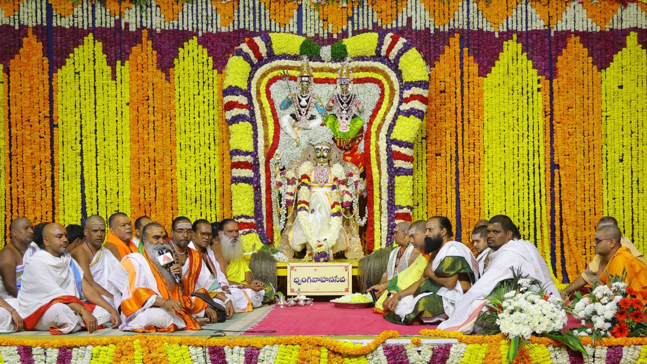 Maha Shivaratri Brahmotsavalu | భృంగివాహనంపై విహరించిన ఆదిదంపతులు.. నేత్రపర్వంగా శివరాత్రి బ్రహ్మోత్సవాలు..