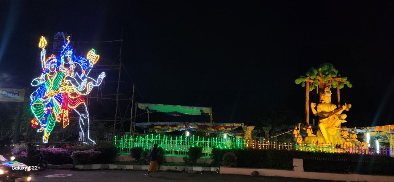 బ్రహ్మోత్సవాల సందర్భంగా ఆలయ అధికారులు ఆర్జిత సేవలను రద్దు చేశారు. శివదీక్షాపరులకు 19 నుంచి 23 వరకు స్పర్శ దర్శనాలు కల్పించనున్నట్లు ఆలయ అధికారులు పేర్కొన్నారు.