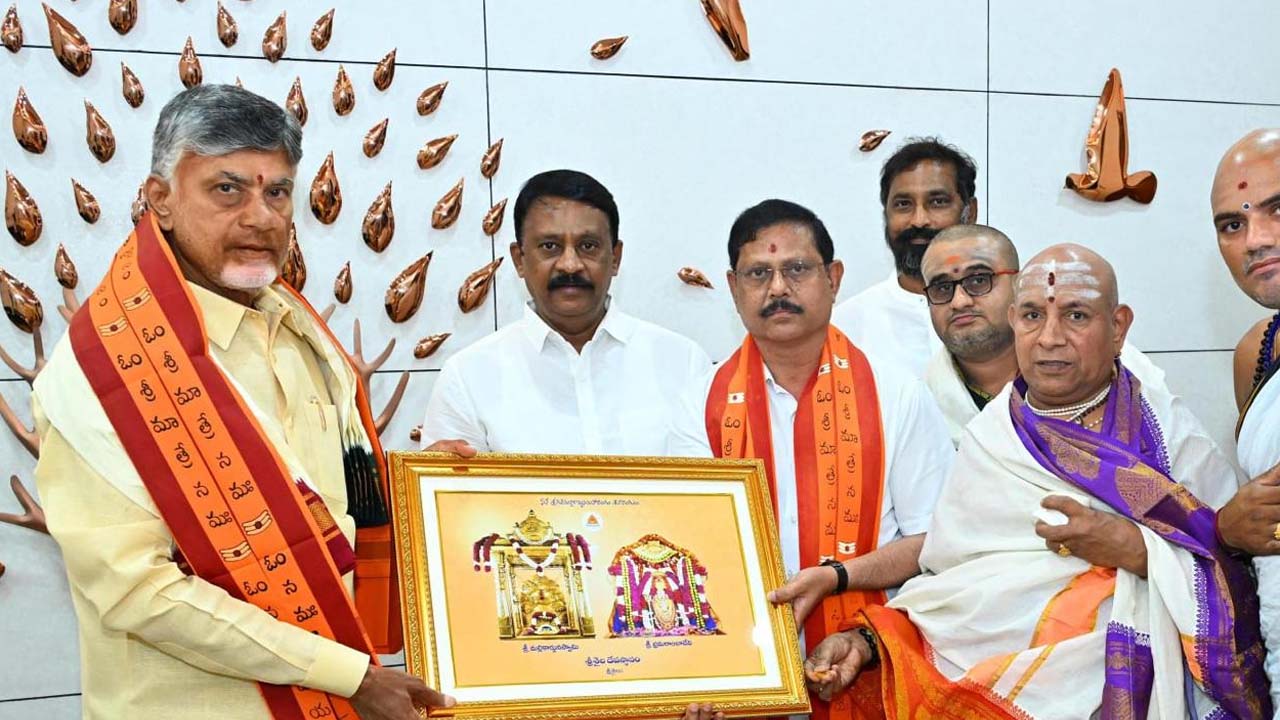 Shivaratri Brahmotsavam | మహా శివరాత్రి బ్రహ్మోత్సవాలకు రండి..! ఏపీ సీఎం చంద్రబాబుకు శ్రీశైలం దేవస్థానం ఆహ్వానం