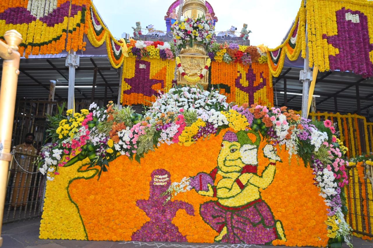  సాయంత్రం బ్రహ్మోత్సవాల సందర్భంగా ధ్వజారోహణ కార్యక్రమం నిర్వహించి.. సకల దేవతలకు ఆహ్వానం పలికారు. 