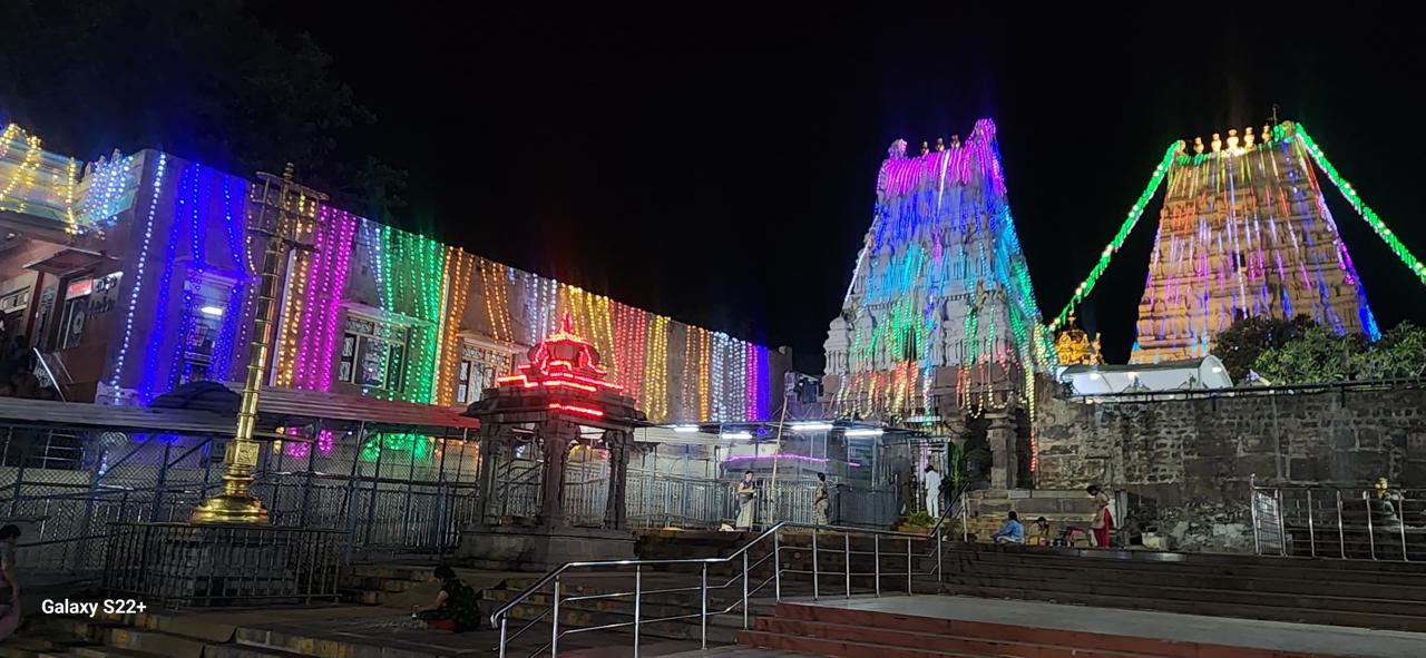 క్యూలైన్లలో బారులు తీరే భక్తులకు మంచినీళ్ల బాటిళ్లు, పాలు, బిస్కెట్స్‌ అందించనున్నారు.