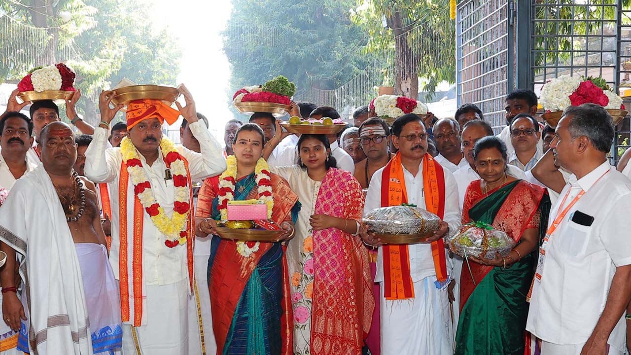 Srisailam Temple | శ్రీశైల మల్లన్నకు పట్టువస్త్రాలు సమర్పించిన కాణిపాకం వినాయకుడు..!