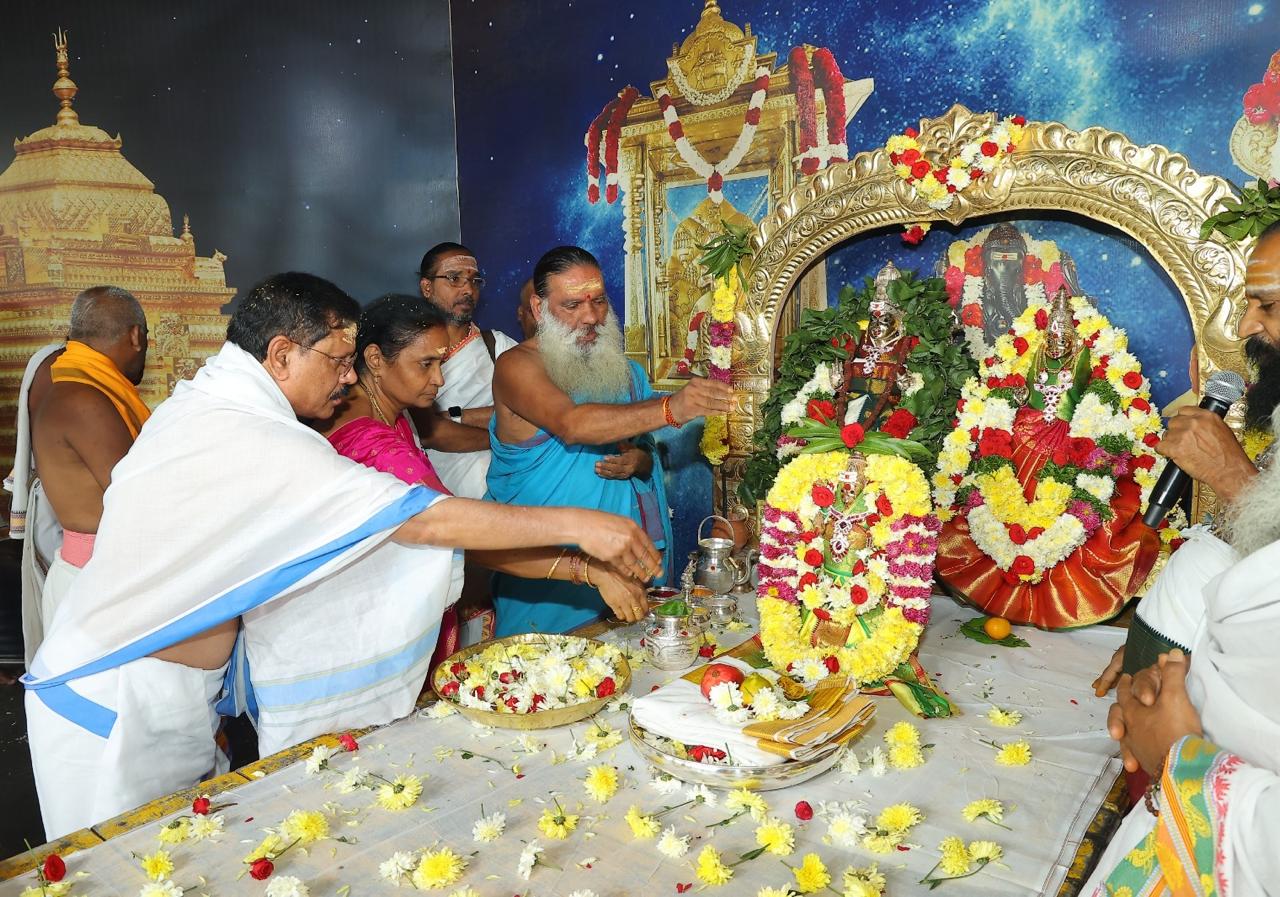 అనంతరం గణపతిపూజ, పుణ్యాహవచనం, చండీశ్వర పూజలు చేశారు. కంకణధారణ, రుత్విగ్వరణం, అఖండదీపస్థాపన, వాస్తుహోమం, రుద్రకలశ స్థాపన, పంచావరణార్చన, జపానుష్ఠాలు జరిపించారు. 
