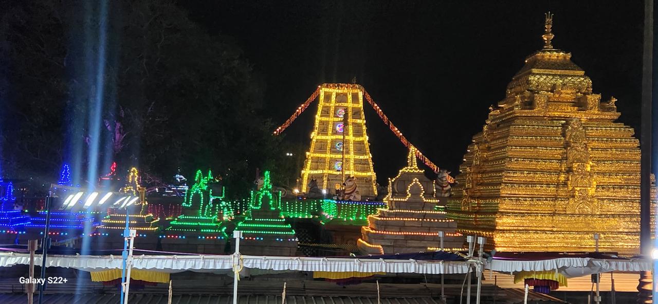  జ్యోతిర్లింగ క్షేత్రం, అష్టాదశ శక్తి పీఠాల్లో ఒకటైన శ్రీశైలం దేవస్థానానికి శివరాత్రికి పెద్ద సంఖ్యలో భక్తులు తరలిరానున్నారు.