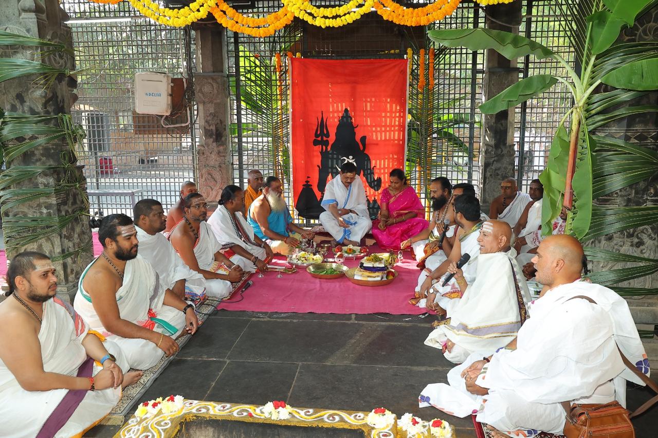 ఆలయప్రాంగణంలో ప్రధాన ధ్వజస్తంభం పతాకావిష్కరించారు. 