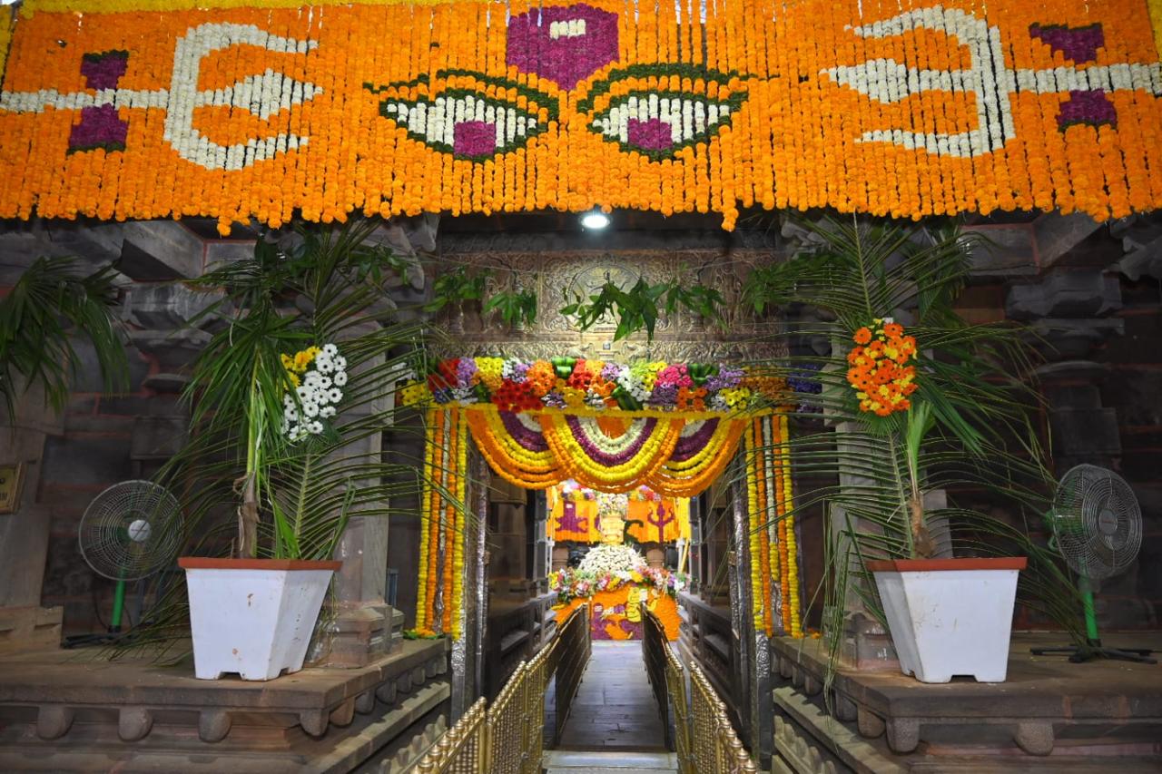 ఈవో శ్రీనివాసరావు దంపతులు, సంబంధిత అధికారులు, అర్చకులు, వేదపండితులు సంప్రదాయబద్దంగా ఆలయ ప్రాంగణంలోనికి స్వామివార్ల యాగప్రవేశం చేశారు.