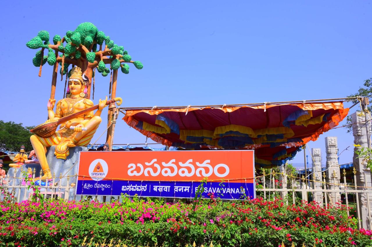 మరో వైపు క్షేత్రానికి వచ్చే పార్కింగ్‌ ప్రదేశాల నుంచి భక్తులను వసతి గృహాలకు తరలించేందుకు ఉచిత మినీ వాహనాలను ఏర్పాటు చేస్తున్నారు.