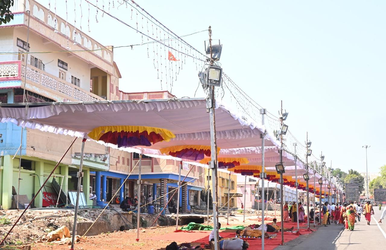 సామాన్య భక్తులకు సైతం స్వామి, అమ్మవార్ల దర్శనాలు కల్పించేందుకు ఏర్పాటు చేస్తున్నారు. 