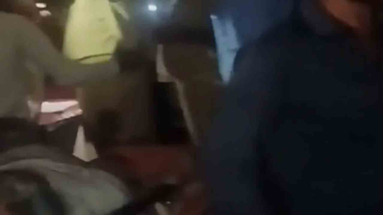 Stitches Under Flashlight | కర్ణాటక ప్రభుత్వ ఆసుపత్రిలో పవర్ కట్.. సెల్ఫోన్ లైట్ వెలుగులో   వ్యక్తికి కుట్లు