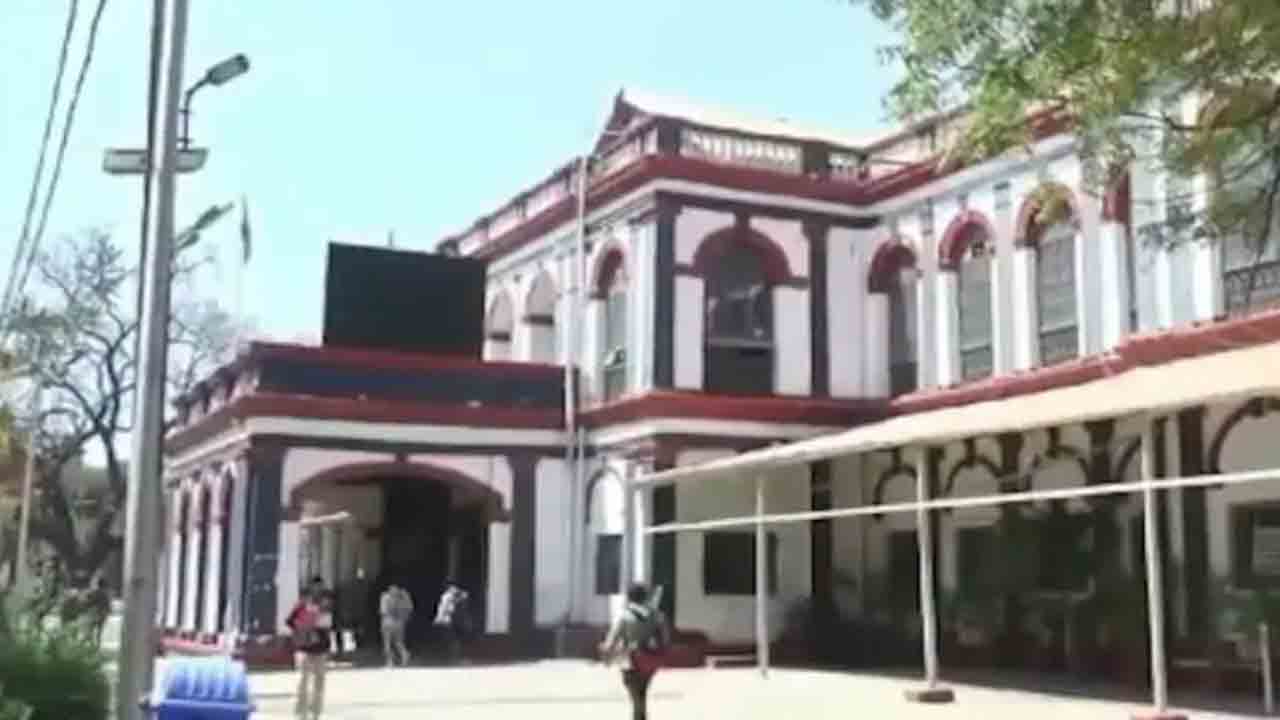 Students Expelled For Locking Teachers | హోలీ కార్యక్రమాన్ని రద్దు చేసినందుకు.. ప్రిన్సిపాల్‌,   టీచర్లను బంధించిన స్టూడెంట్స్‌