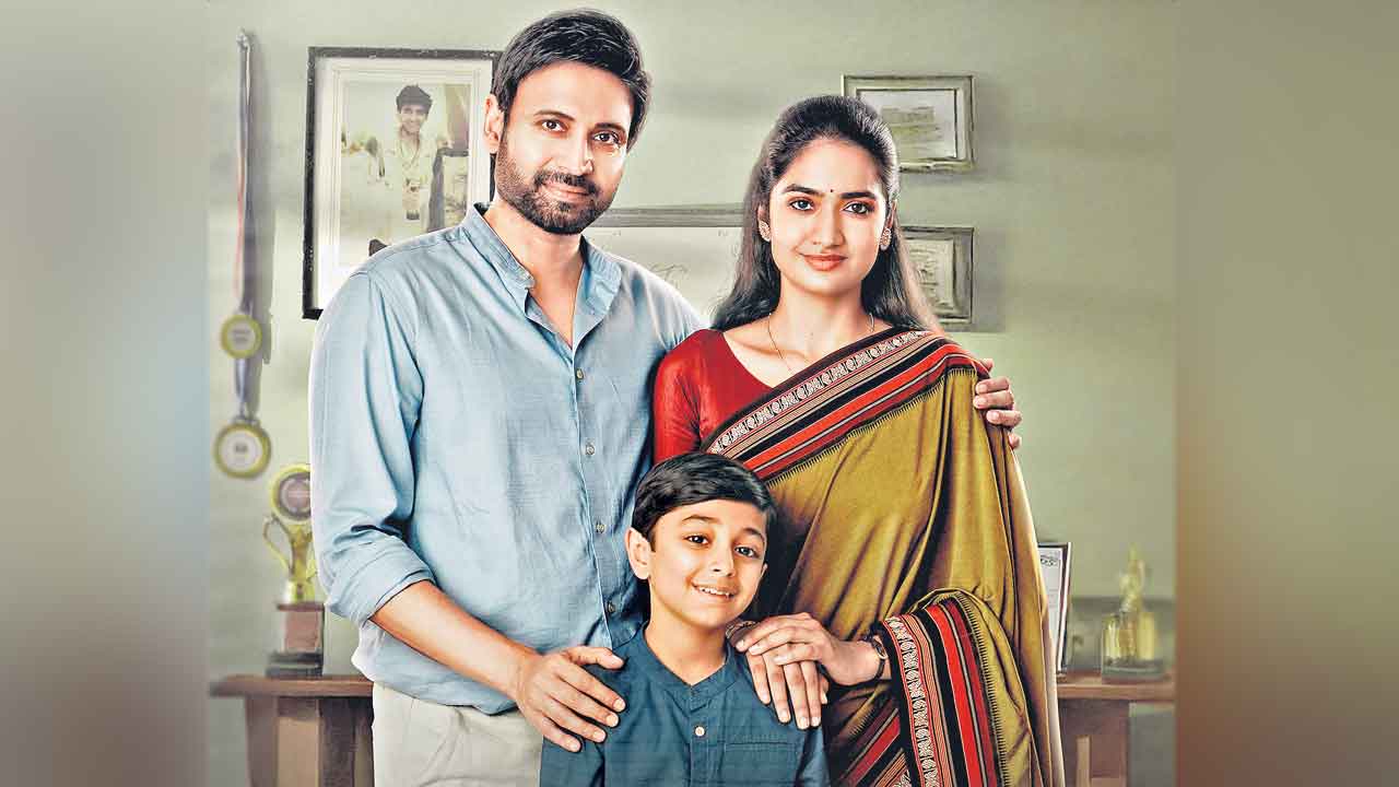 నోటితో విసిరి.. చేతులతో ఏరుకునేదేంటి?