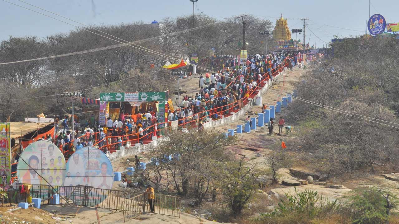 పెద్దగట్టుకు పోటెత్తిన భక్తజనం