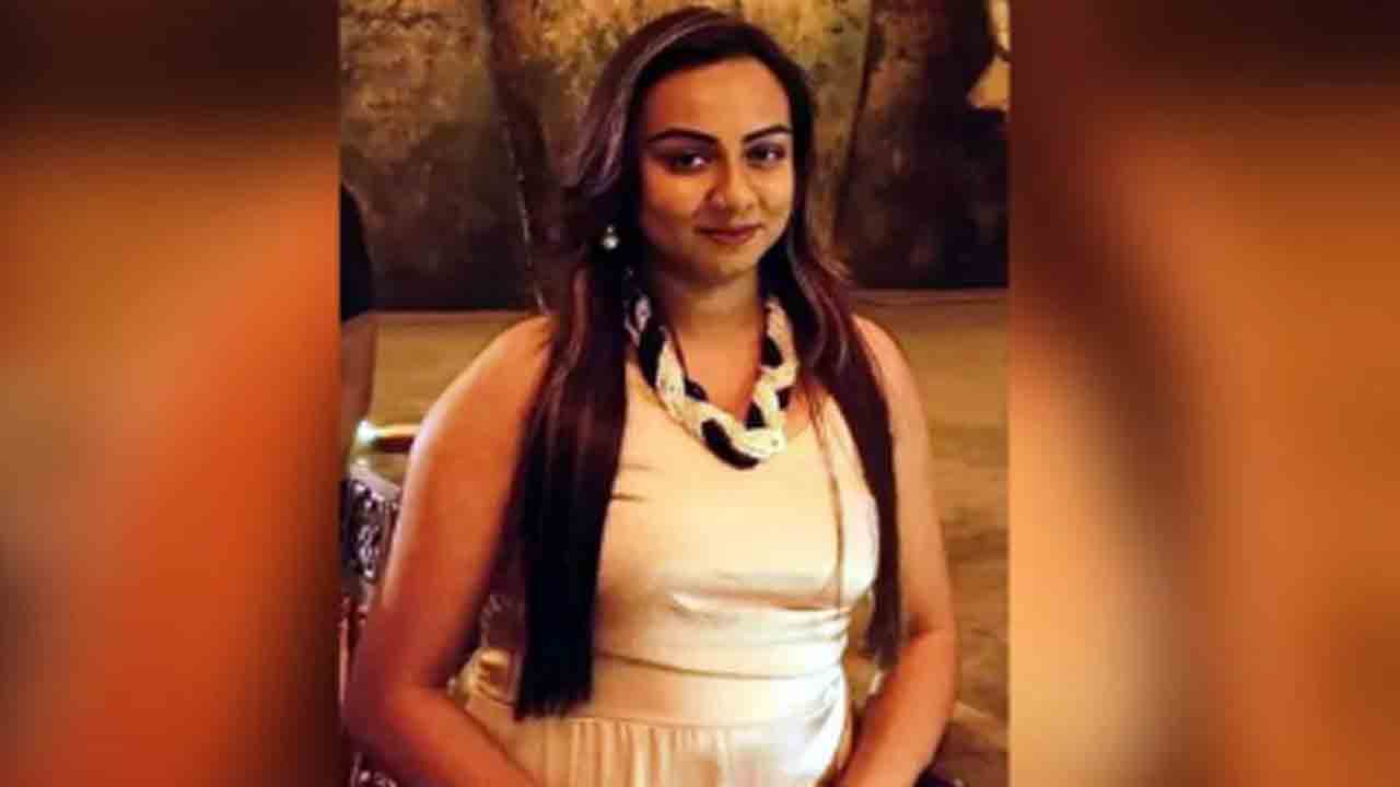 Drunk Men Chased Woman, Dies in Accident | తాగుబోతులు వెంబడించడంతో.. రోడ్డు   ప్రమాదంలో డ్యాన్సర్ మృతి