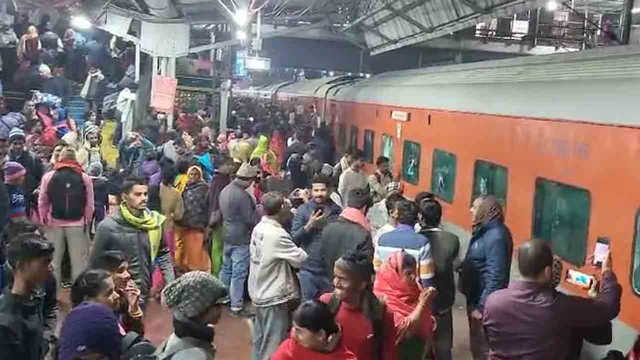 Passengers | ‘మహా’ రద్దీ.. స్వతంత్ర సేనానీ ఎక్స్‌ప్రెస్‌ రైలుపై యాత్రికుల రాళ్ల దాడి.. షాకింగ్‌ వీడియో