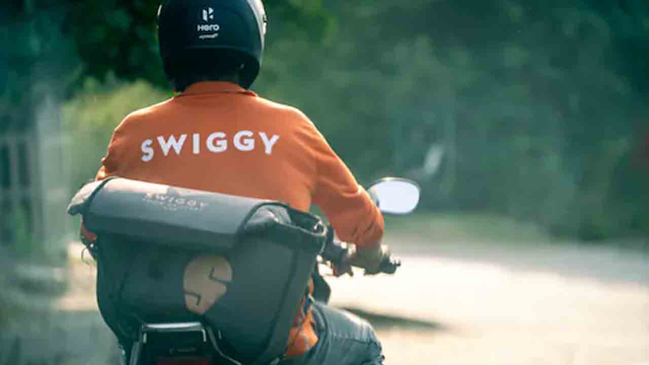 Student | కాలేజ్‌ ఫీజు కోసం డెలివరీ బాయ్‌ అవతారమెత్తిన విద్యార్థి.. నెల సంపాదన ఎంతంటే..?