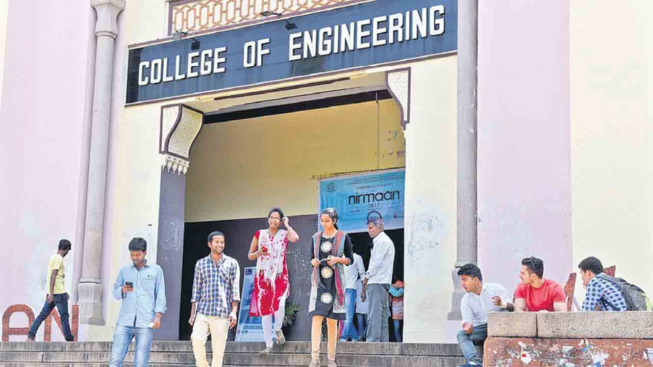 ఇంజినీరింగ్‌ ఫీజుల సవరణపై విచారణ