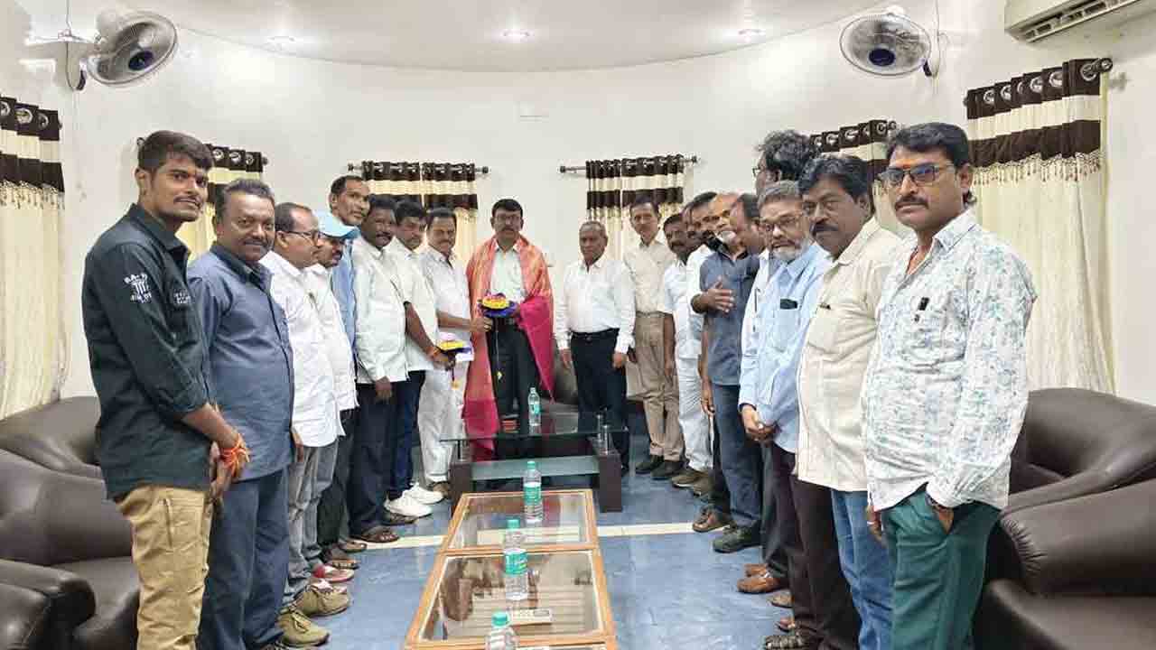 TG JENCO | టీజీ జెన్‌కో డైరెక్టర్‌ను కలిసిన కార్మిక సంఘం నేతలు