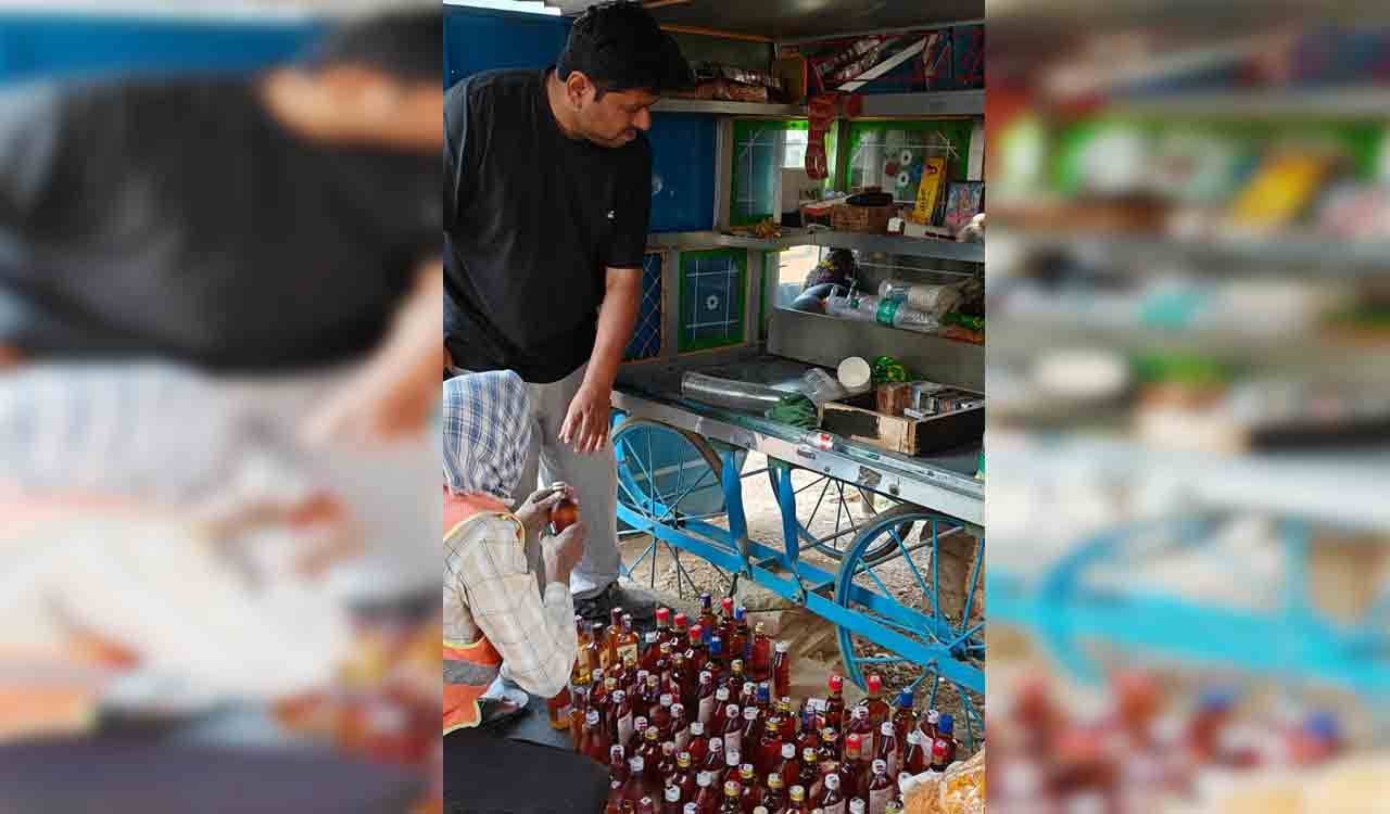Liquor Bottles Seize | తోపుడుబండి కొట్టులో మద్యం విక్రయాలు.. జీహెచ్‌ఎంసీ దాడుల్లో 92 బాటిళ్లు స్వాధీనం
