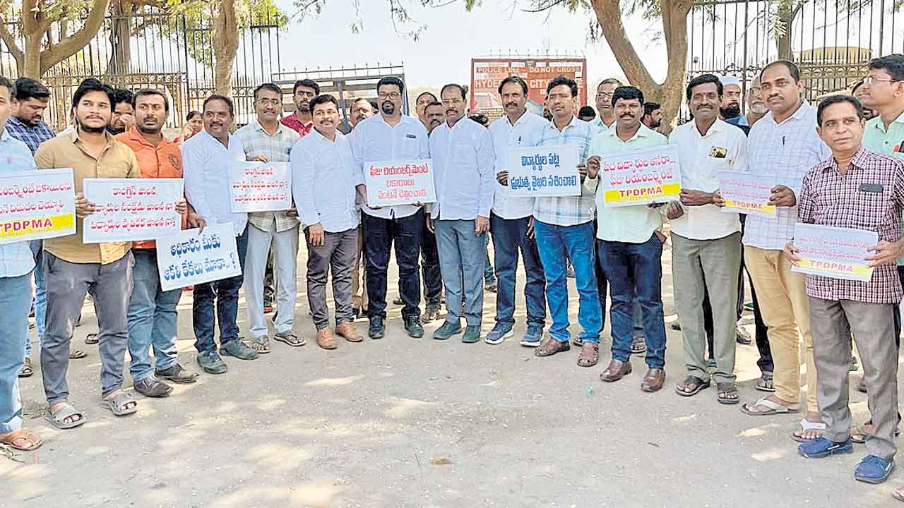 ఫీజు బకాయిలను వెంటనే చెల్లించాలి