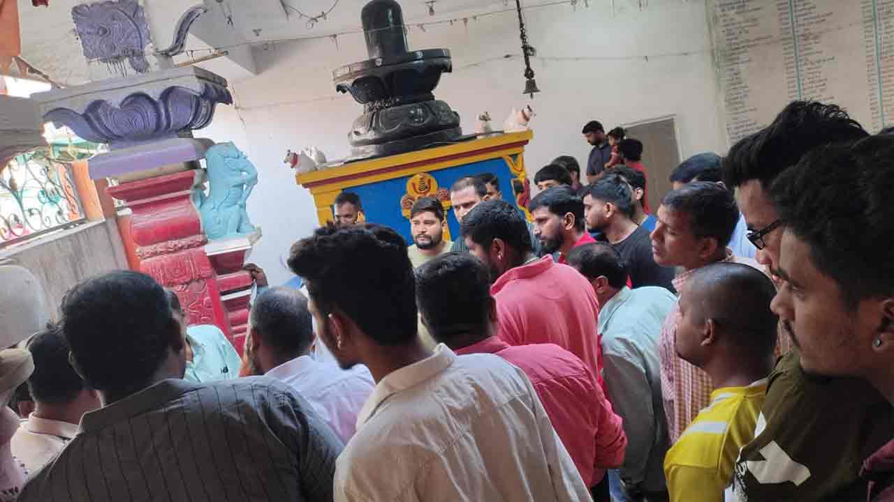 Meat pieces | శివలింగంపై గోమాంసం.. టప్పాచబుత్రలో పరిస్థితి ఉద్రిక్తం