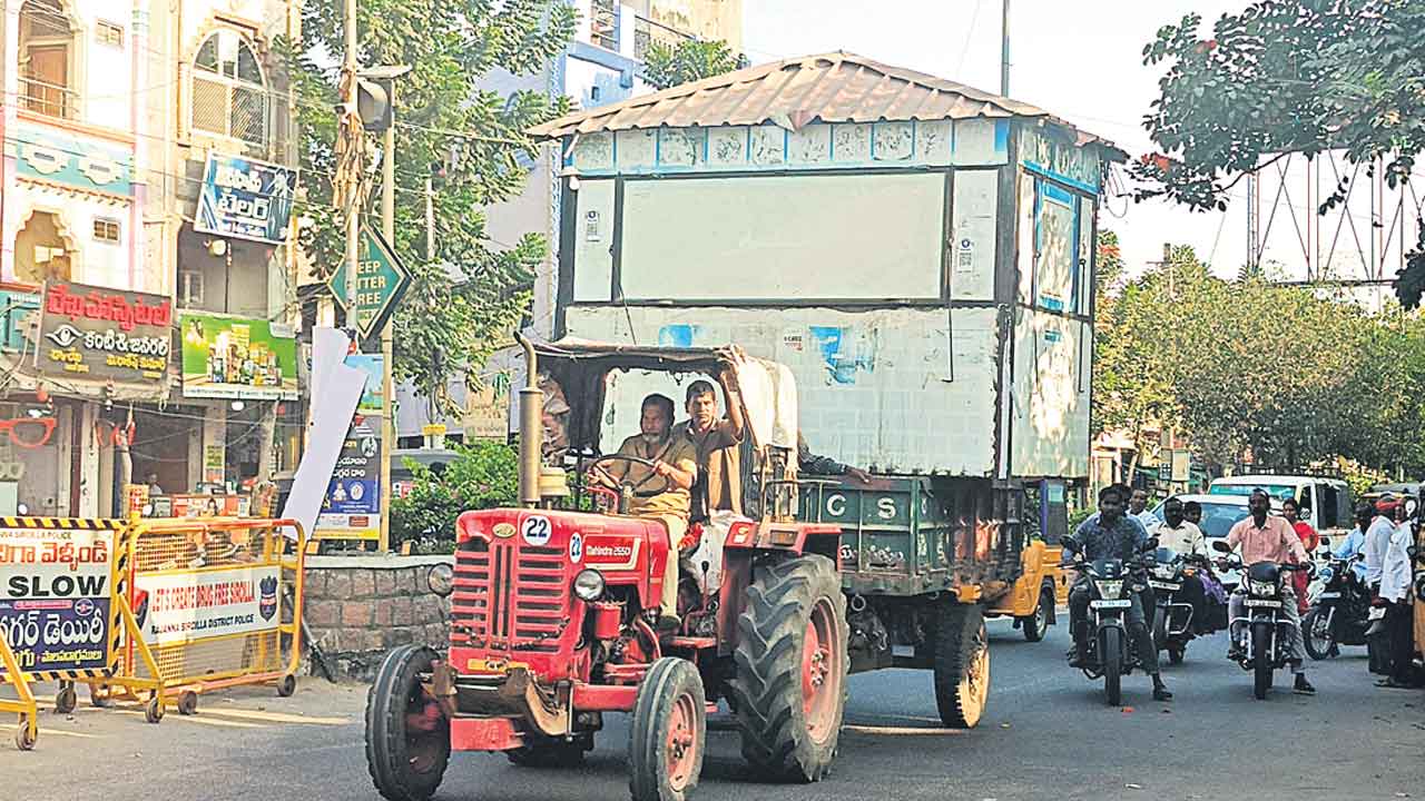 Tea Stall | సిరిసిల్లలో అధికారుల ఆగడం.. టీస్టాల్‌ డబ్బాను క్రేన్‌తో తొలగించి మున్సిపల్‌ భవనానికి తరలింపు