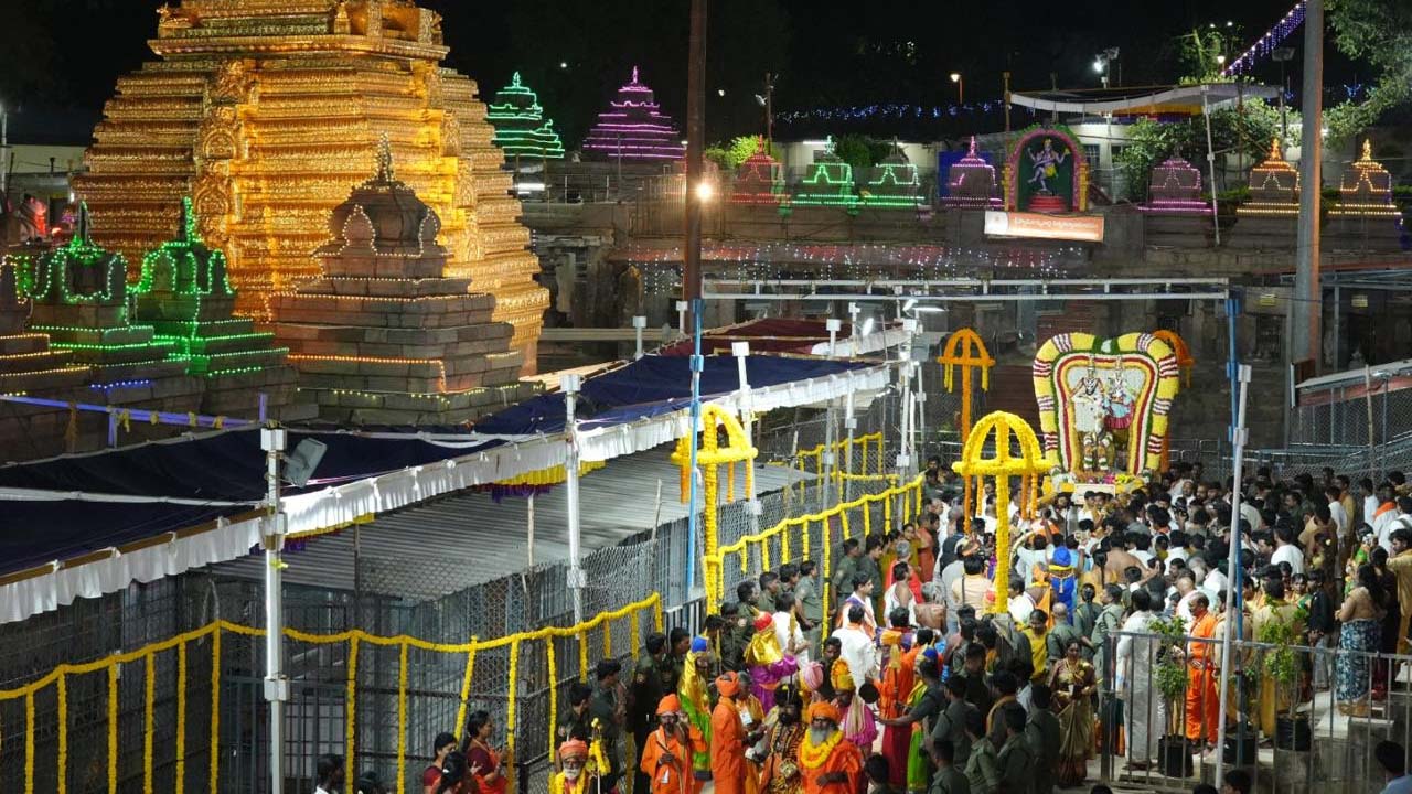 Maha Shivaratri Brahmotsavalu | వైభవోపేతంగా మహాశివరాత్రి బ్రహ్మోత్సవాలు.. మయూర వాహనంపై అనుగ్రహించిన ఆదిదంపతులు..