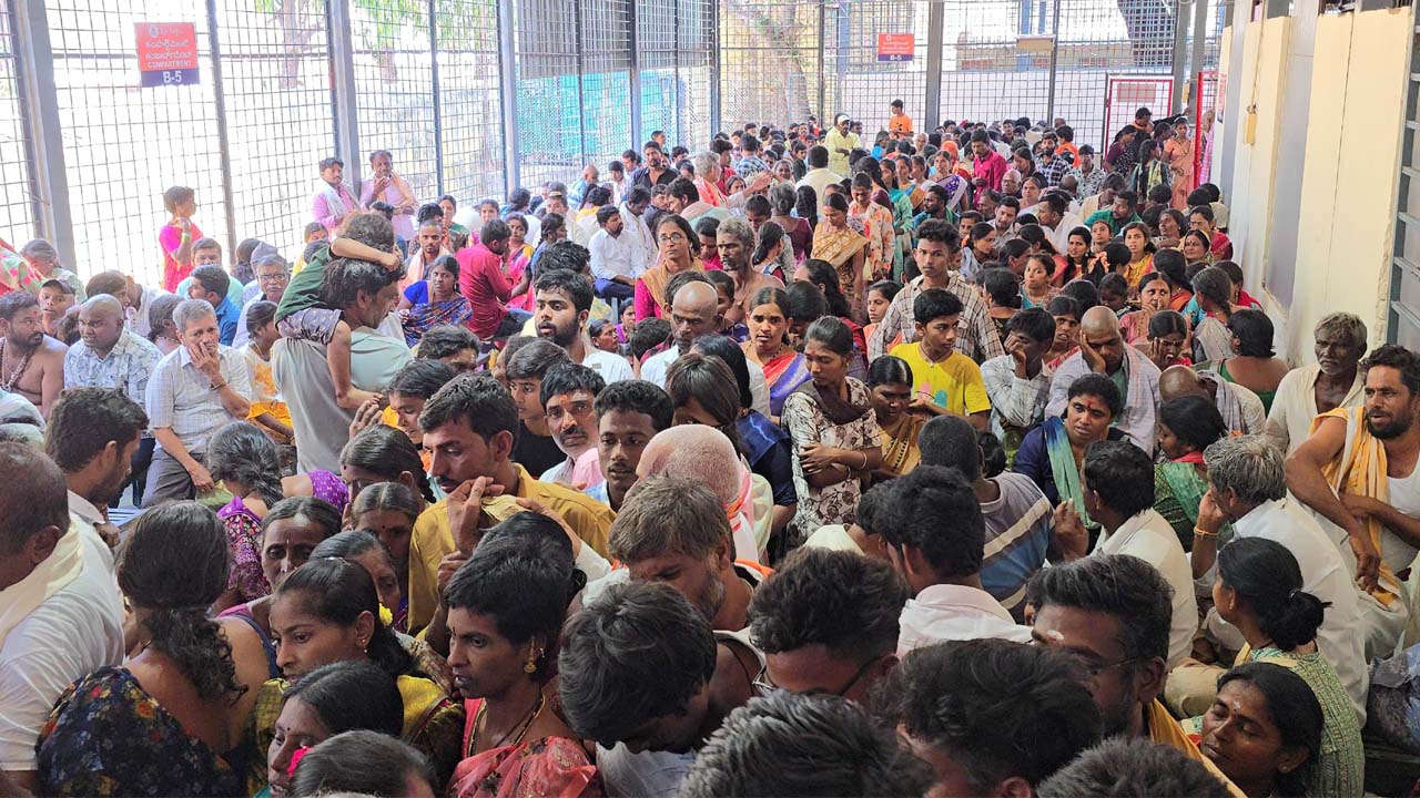 Srisailam Temple | శివనాస్మరణతో మార్మోగుతున్న శ్రీశైల క్షేత్రం.. భారీగా తరలివచ్చిన భక్తజనం..
